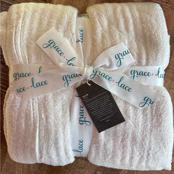 Grace & Lace Plush Luxurious Bamboo Blanket in Snow NWT - Picture 3 of 3